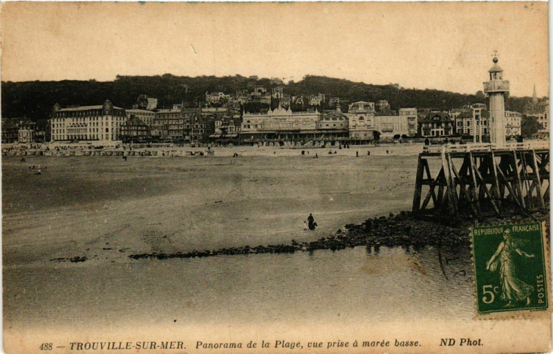 Carte postale ancienne Trouville sur Mer Panorama de la pLage Lighthouse Phare