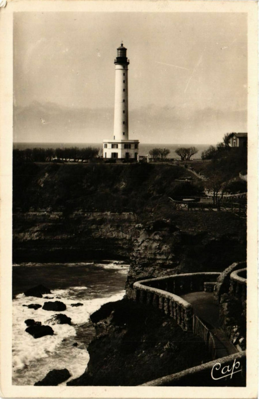 Carte postale ancienne Biarritz Le Phare et les nouveaux jardins Lighthouse Phare