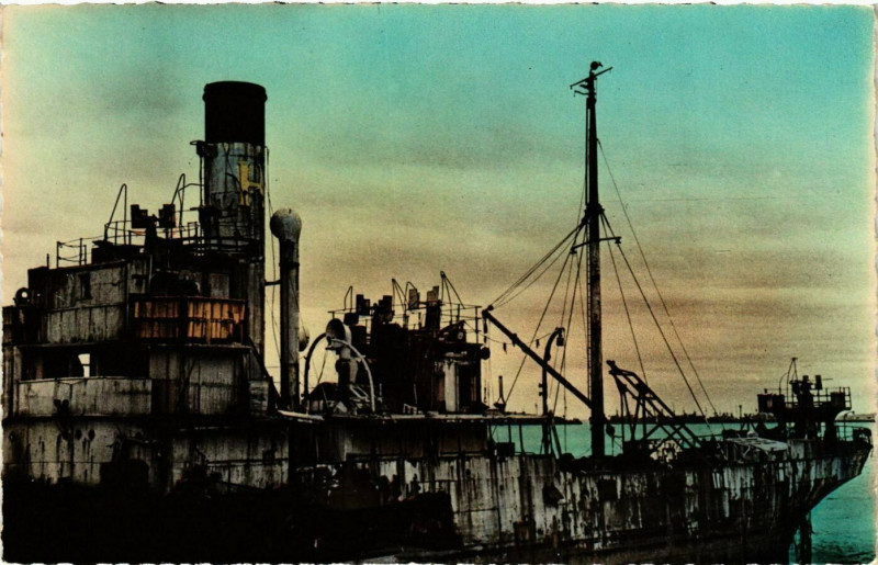 Carte postale ancienne Arromanches - Port Winston - Ships