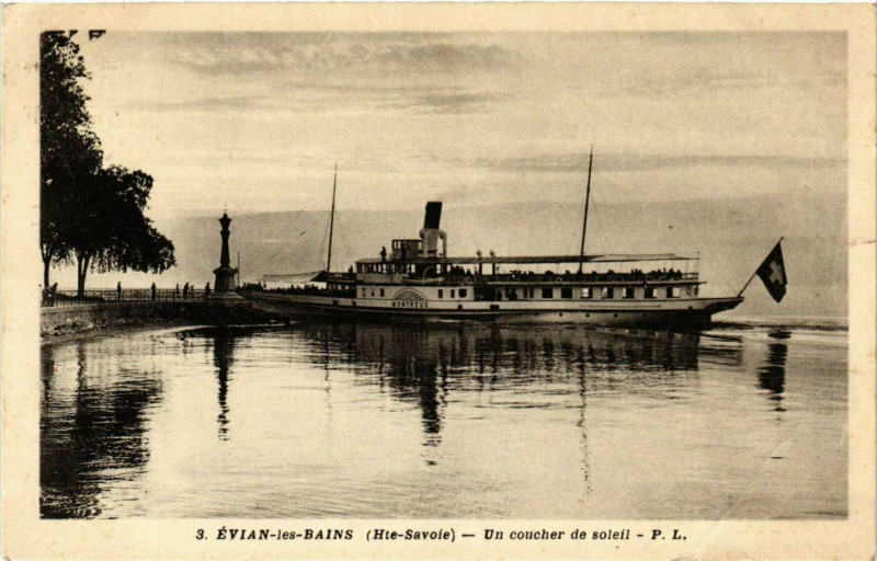 Carte postale ancienne Un Coucher de Soleil - evian-les-Bains - Ships