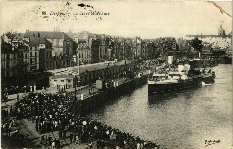 Carte postale ancienne La Gare Maritime - Dieppe - Ships