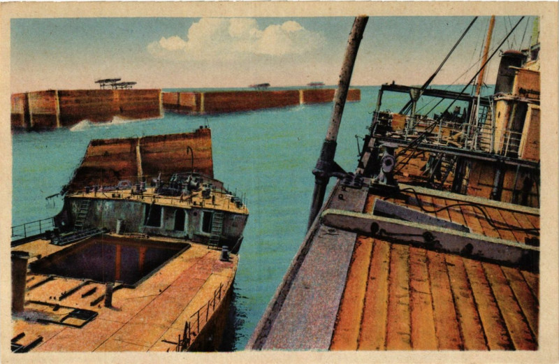 Carte postale ancienne Bateaux echoues et digue du Port de debarquement - Arromanches