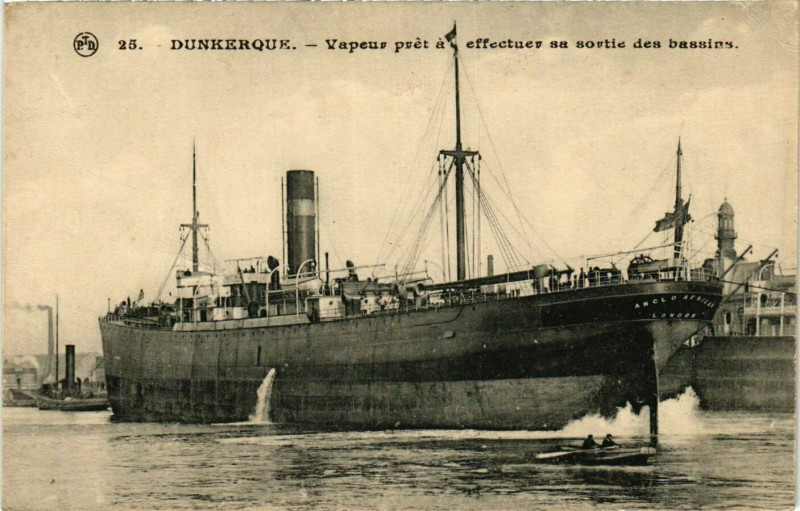 Carte postale ancienne Vapeur pret a effectuer sa sortie des bassins Dunkerque Ships