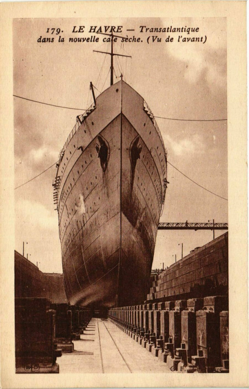 Carte postale ancienne Transatlantique dans la nouvelle cale seche - Le Havre - Ships