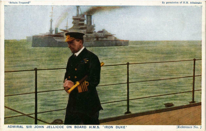 Carte postale ancienne Admiral Sir John Jellicoe on board H.M.S. Iron Duke Ships
