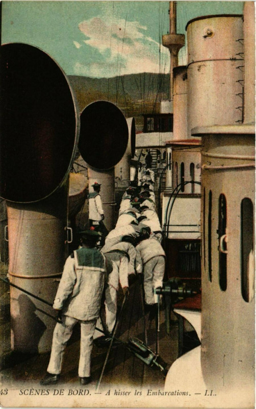 Carte postale ancienne A hisser les Embarcations - Scenes du Bord - Ships