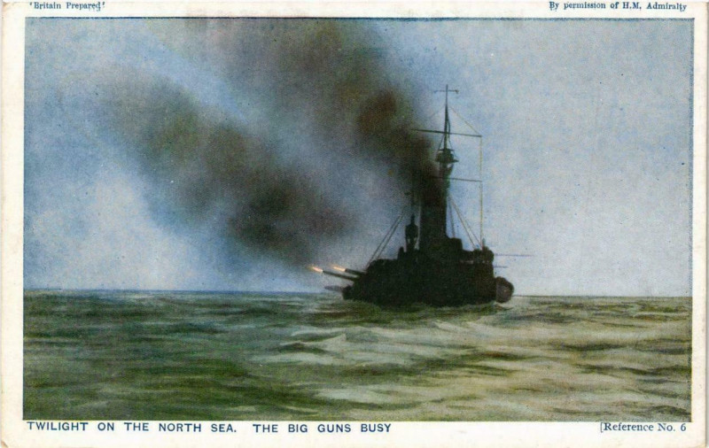 Carte postale ancienne Twilight on th North sea the Big guns Busy Ships