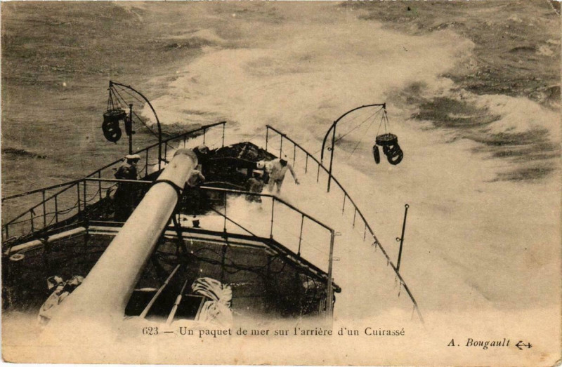 Carte postale ancienne Un paquebot de mer sur l'arriere d'un Cuirasse Ships