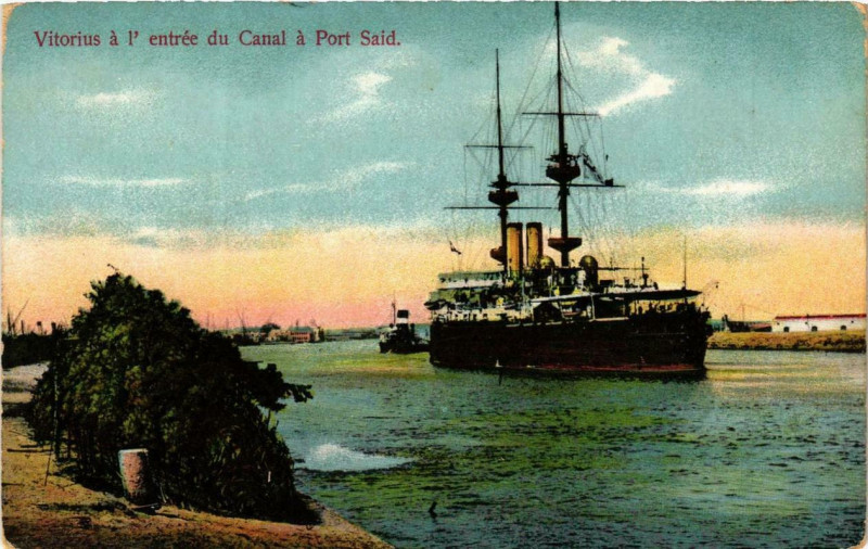 Carte postale ancienne Vitorius a l'entrée du Canal a Port Said Ships