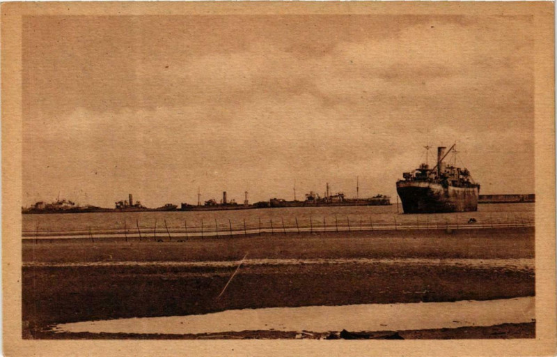 Carte postale ancienne Arromanches les Bains - Port de la Liberation Navires Ships