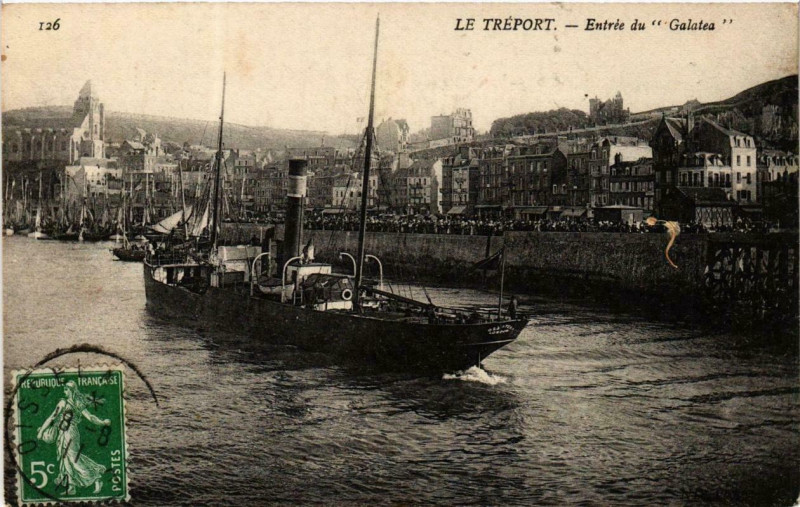 Carte postale ancienne Le Treport - Entrée du Galatea Ships