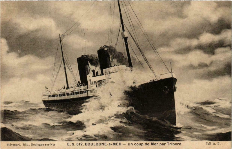 Carte postale ancienne Boulogne sur Mer - Un coup de Mer par Tribord Ships