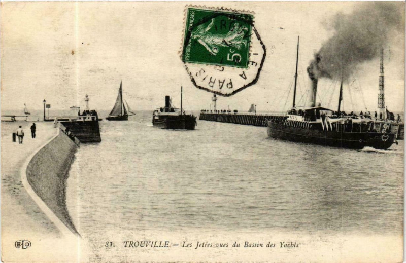 Carte postale ancienne Trouville - Les Jetées vues du Bassin des Yachts Ships