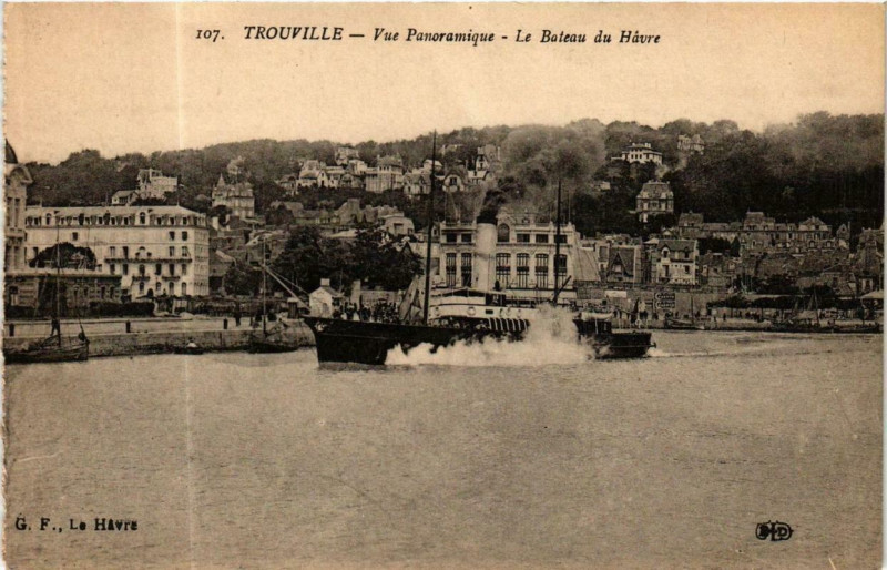 Carte postale ancienne Trouville - Vue panoramique-Le Bateau du Havre Ships