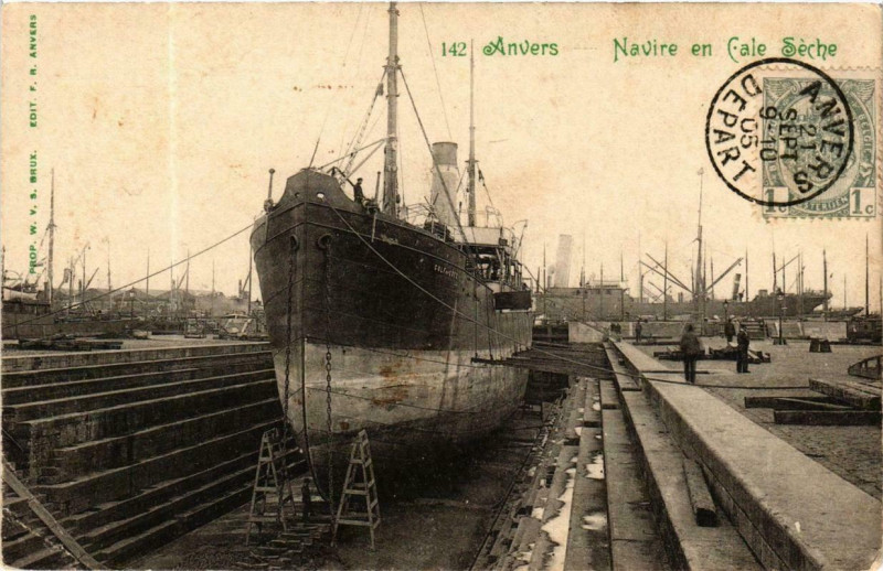 Carte postale ancienne Anvers - Navire en Cale Seche Ships