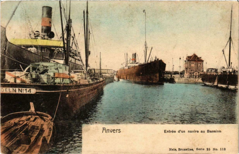 Carte postale ancienne Anvers - entrée dun navire au Bassins Ships