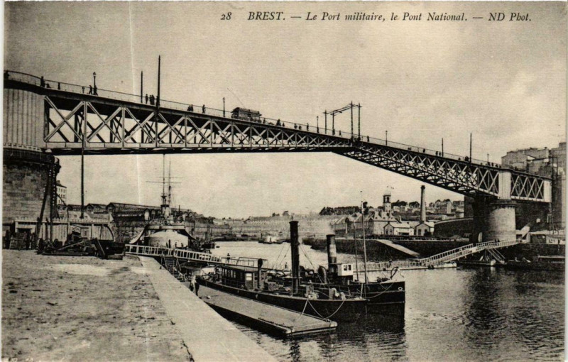 Carte postale ancienne Brest - Le Port militaire Le Pont National. Ships