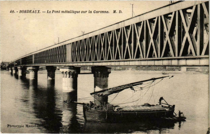 Carte postale ancienne Bordeaux Le Pont metallique sur la Garonne Ships