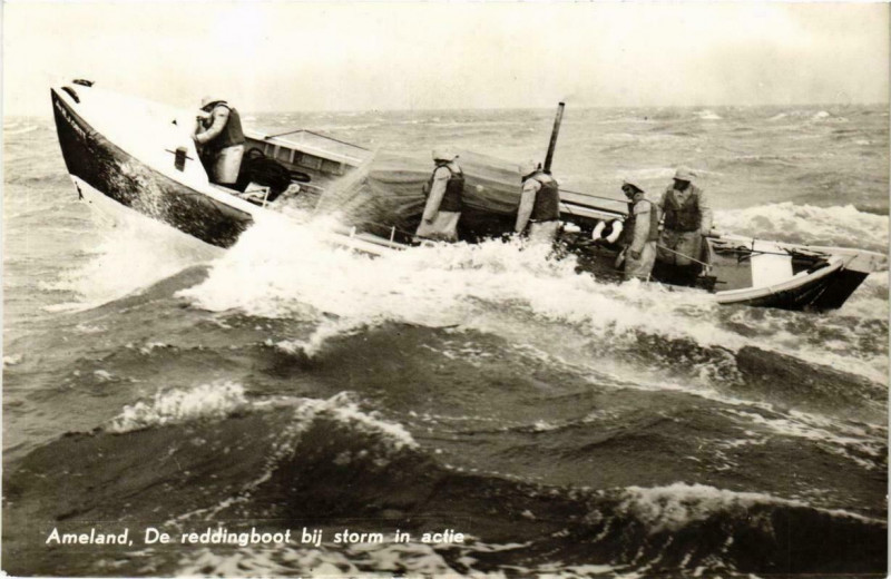 Carte postale ancienne Ameland De reddingboat bij storm in actie Ships