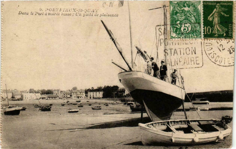Carte postale ancienne Un Yacht de plaisance Dans le port a marée basse Ships