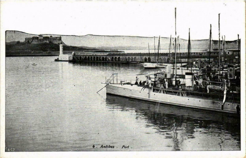 Carte postale ancienne Antibes Port Ships