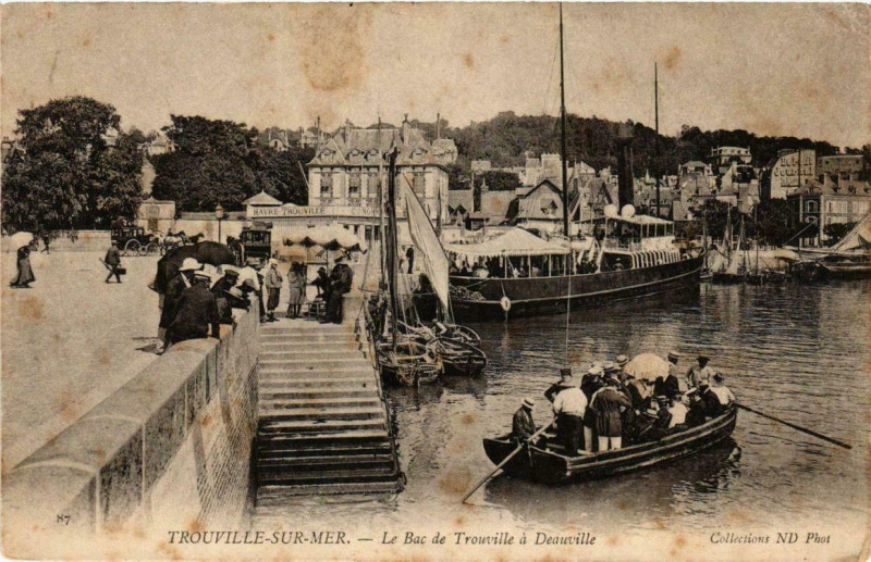 Carte postale ancienne Trouville sur Mer Le Bac de Trouville a Deauville Ships
