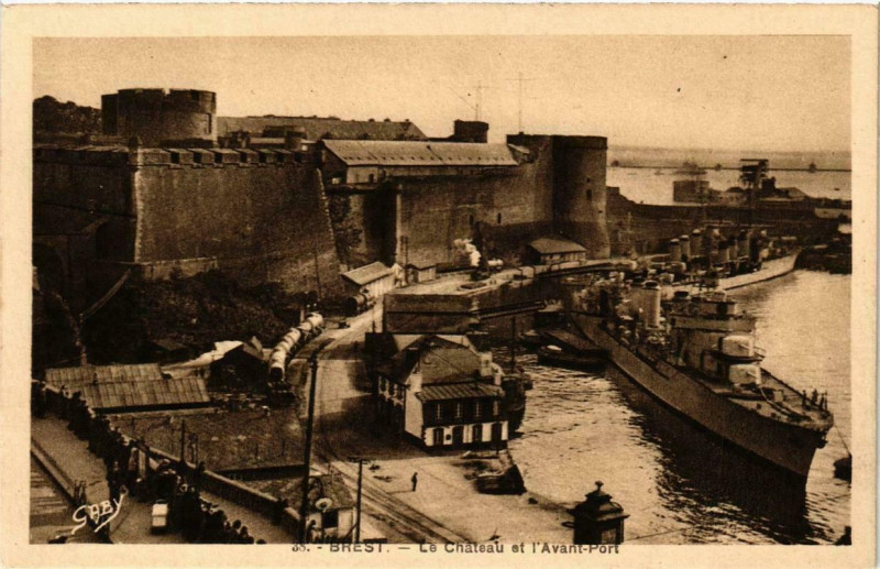 Carte postale ancienne Brest Le Chateau et l'Avant-Port Ships