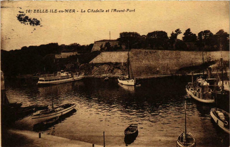 Carte postale ancienne Belle-Ile en Mer La Citadelle et l'Avant-Port Ships