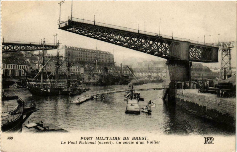Carte postale ancienne Brest Le Pont National. La sortie d'un Voilier Ships