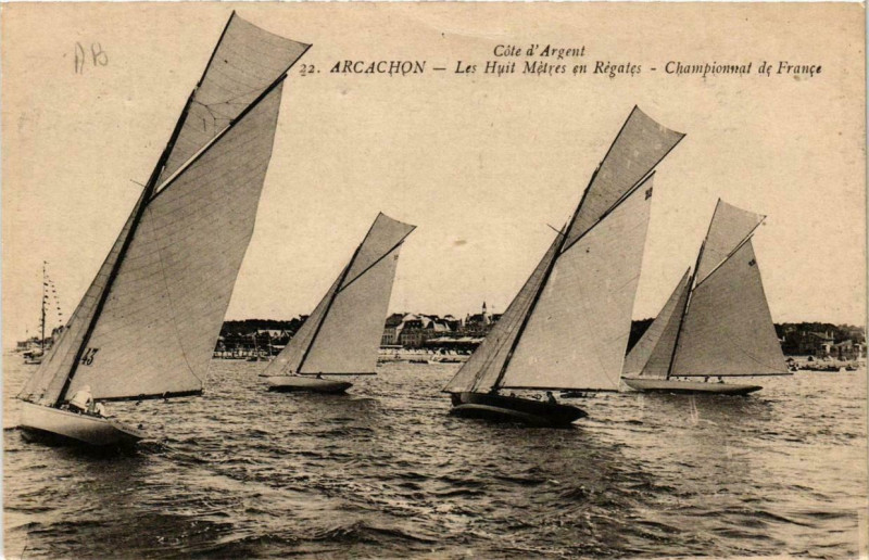 Carte postale ancienne Arcachon Les Huit Metres en Regates Ships