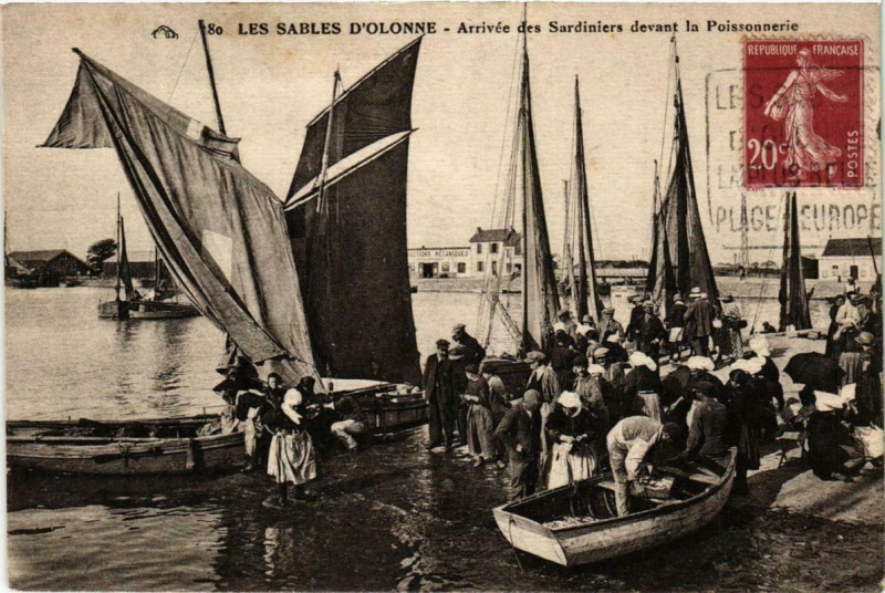 Carte postale ancienne Arrivée des Sardiniers devant la Poissonnerie Ships