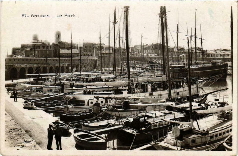 Carte postale ancienne Antibes Le Port Ships
