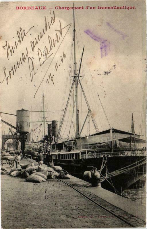 Carte postale ancienne Bordeaux Charement d'un transatlantique Ships