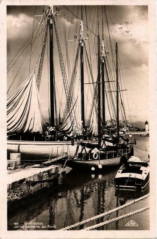Carte postale ancienne Antibes Jolis voiliers au Pont Ships