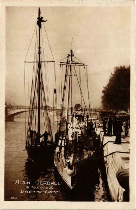 Carte postale ancienne Alain Gerbault au haut de mat de son Fire-Crest Ships