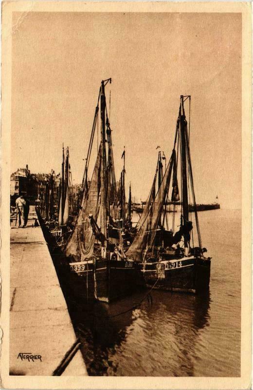 Carte postale ancienne Barque de pecheurs dans le port Ships