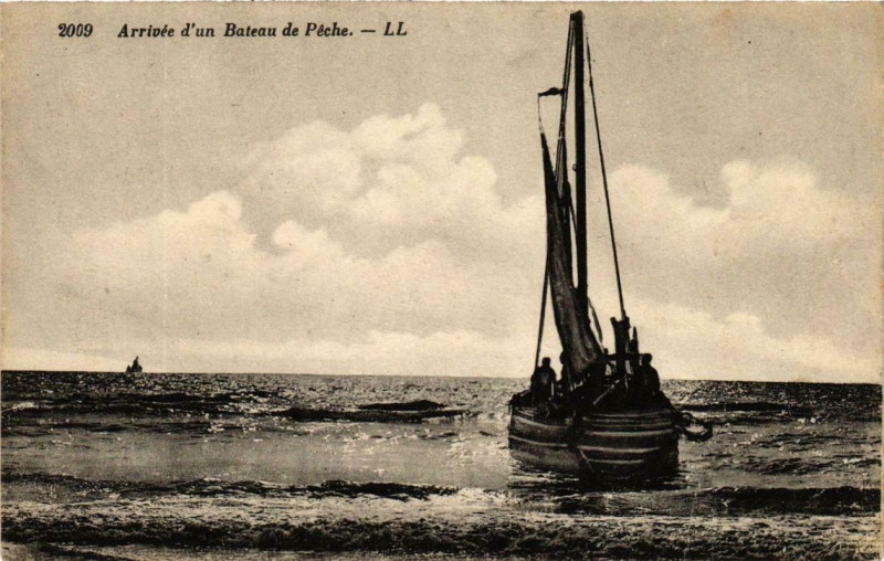 Carte postale ancienne Arrivée d'un Bateau de Peche Ships