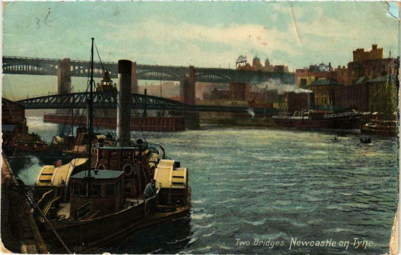 Carte postale ancienne Two Bridges Newcastle on Tyne Ships