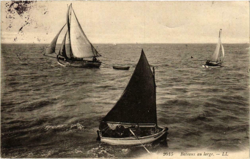 Carte postale ancienne Bateaux au large Ships