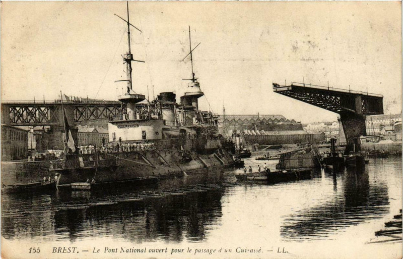 Carte postale ancienne Brest Le Pont National ouvert pour le passage Ships