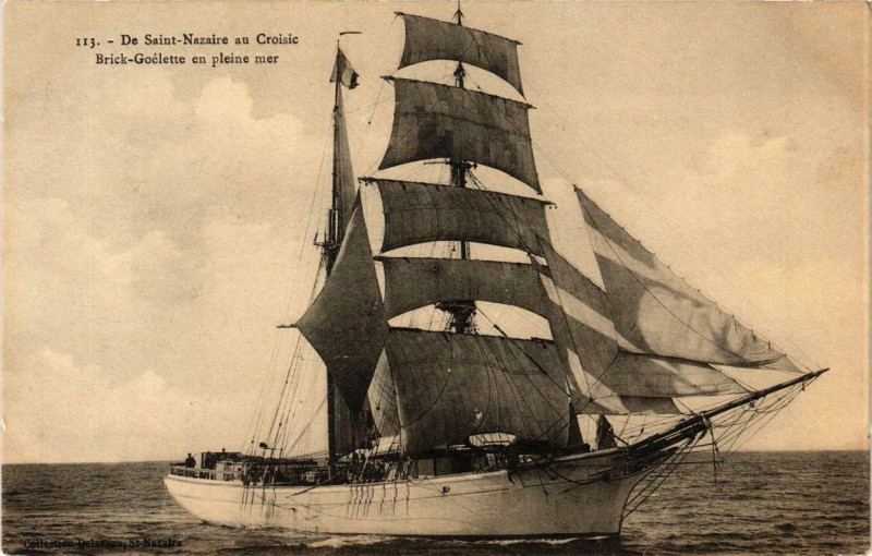 Carte postale ancienne Voilier Brick-Goelette en pleine mer Ships