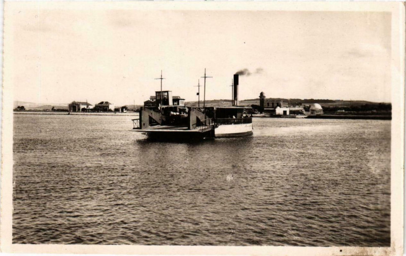Carte postale ancienne Bizerte Le Bac Ships