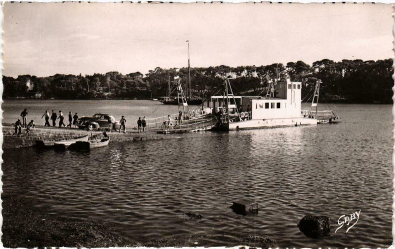 Carte postale ancienne Bnodet Bac asurant service entre Bénodet et Sainte-Marine Ships