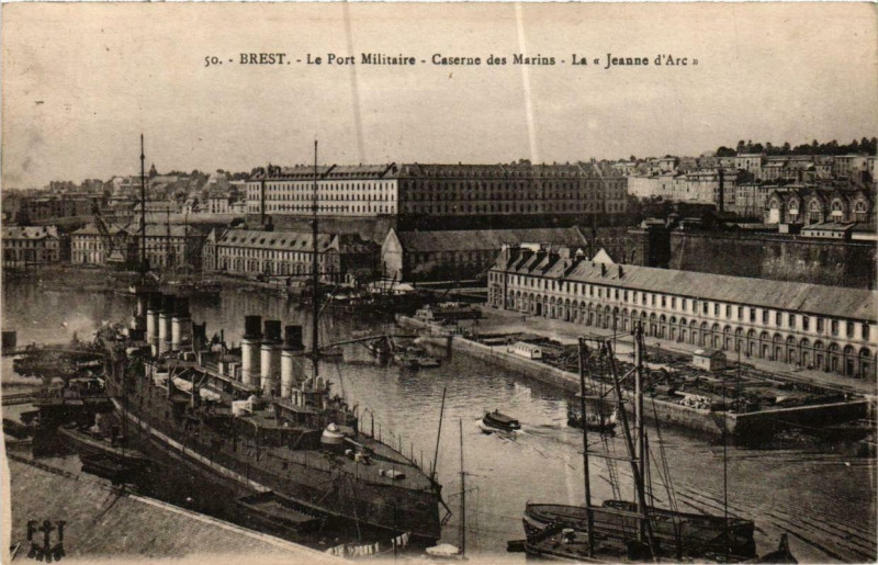 Carte postale ancienne Brest Port Militaire Caserne des Marins Jeanne D'Arc Ships