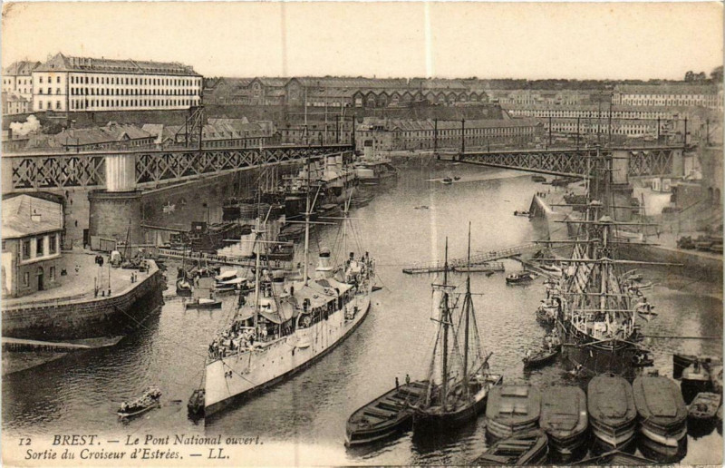 Carte postale ancienne Brest Le Pont National ouvert Sorte du Croiseur d'Estrees Ships