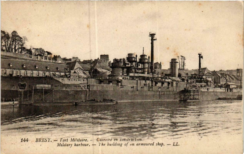 Carte postale ancienne Brest Port Militaire Cuirassé en construction Ships