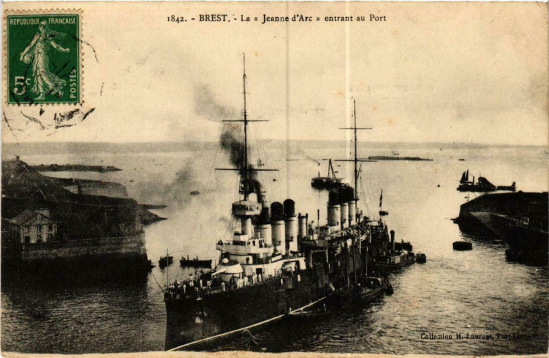 Carte postale ancienne Brest la Jeanne-d'Arc entrant au port Ships