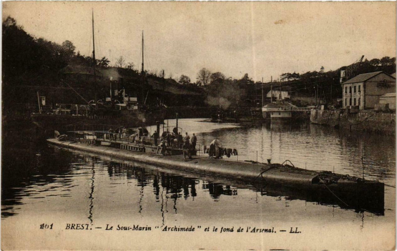 Carte postale ancienne Brest Sous-marin Archimede et le fond de l'Arsenal Ships