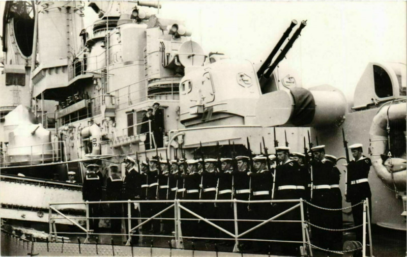 Carte postale ancienne Warship - Sailors - Navale Belge - Parade aan Boord Ships