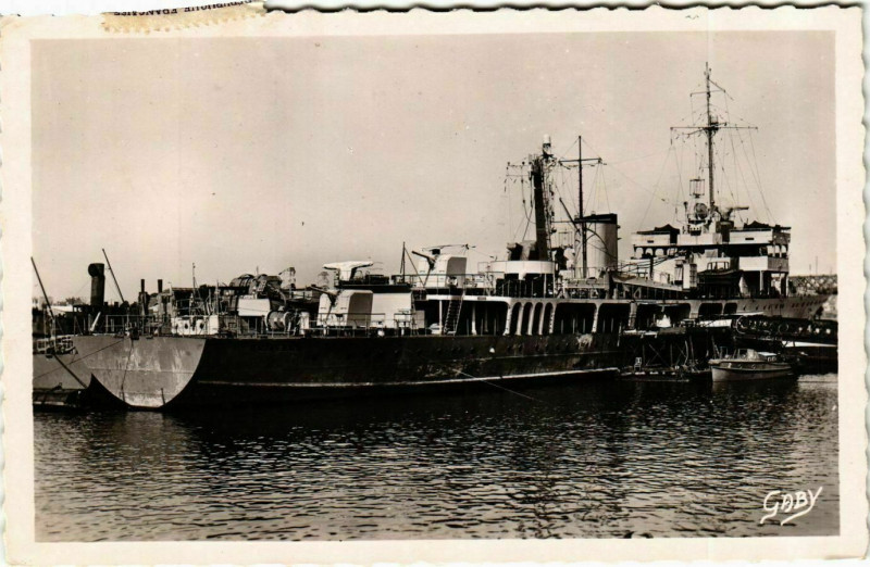 Carte postale ancienne Un Patrouilleur au Port de Guerre - Lorient Ships